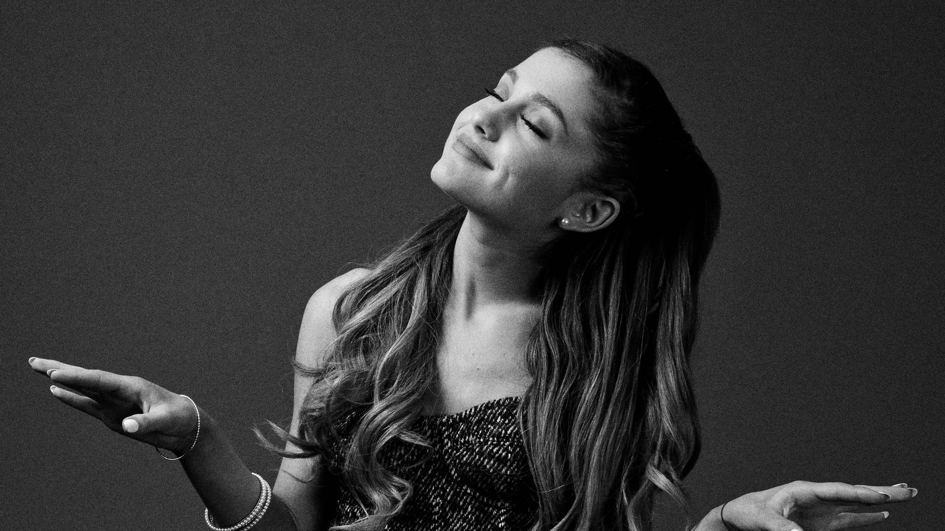 Ariana Grande Wallpaper