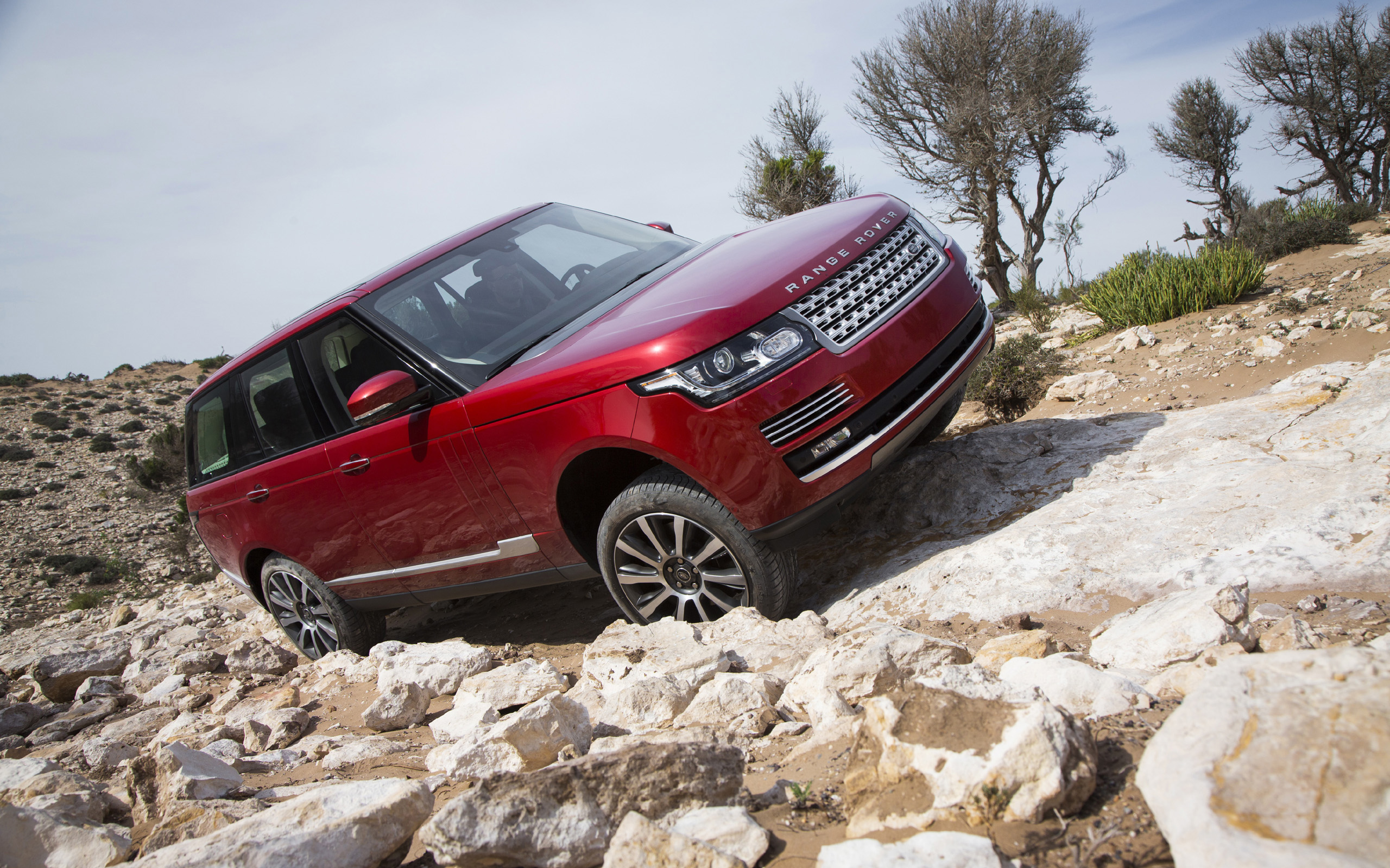 Land Rover Range In Morocco Red Rocks Side Angle Wallpaper
