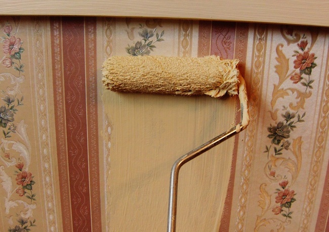 Listen to BOB VILA ON PAINTING OVER WALLPAPER or read the text below