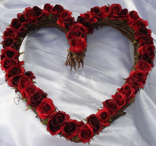 Wallpaper Of Red Roses With Heart Rose Wreath