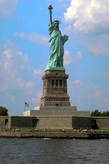 Sort In The Other Hand Statue Of Liberty Look Familar
