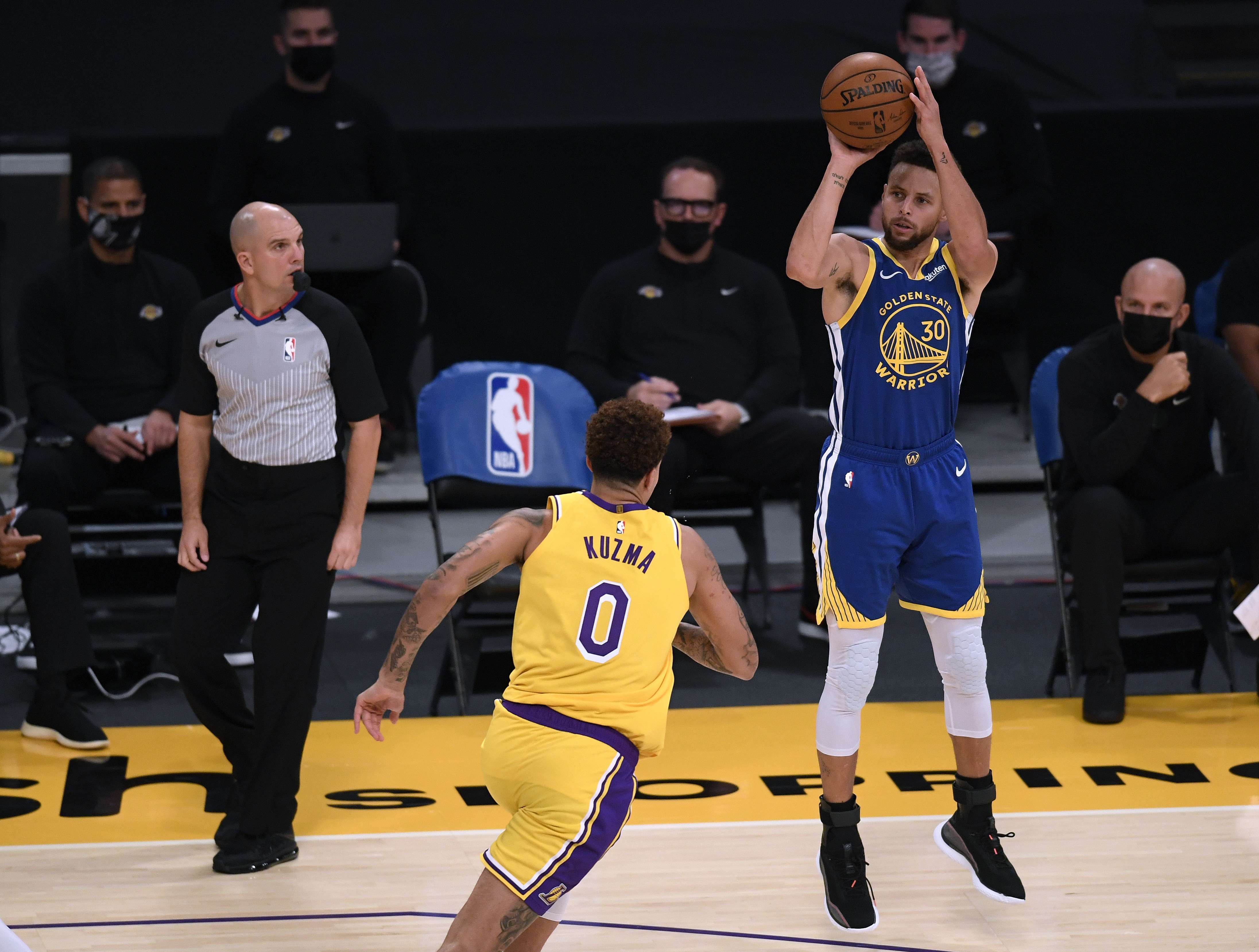 Curry Gana El Duelo A Lebron James Con Una Gran Remontada Wallpaper