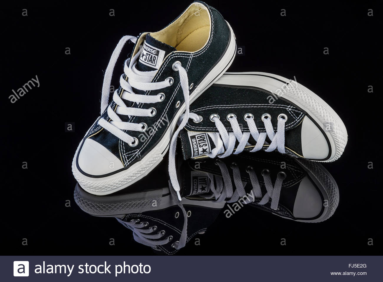 Black hotsell converse background