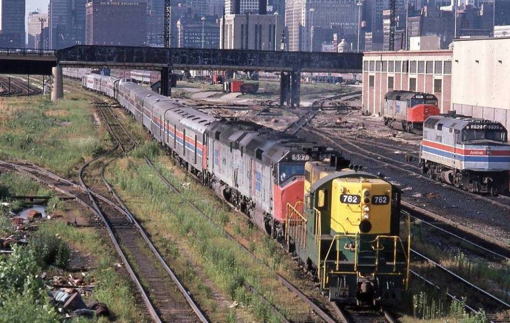 Photo Chicago Amtrak Train Led By Unit In Northwestern