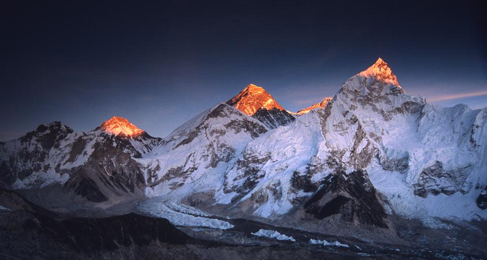 Mt Everest The Day S Last Light Touches Summit Of