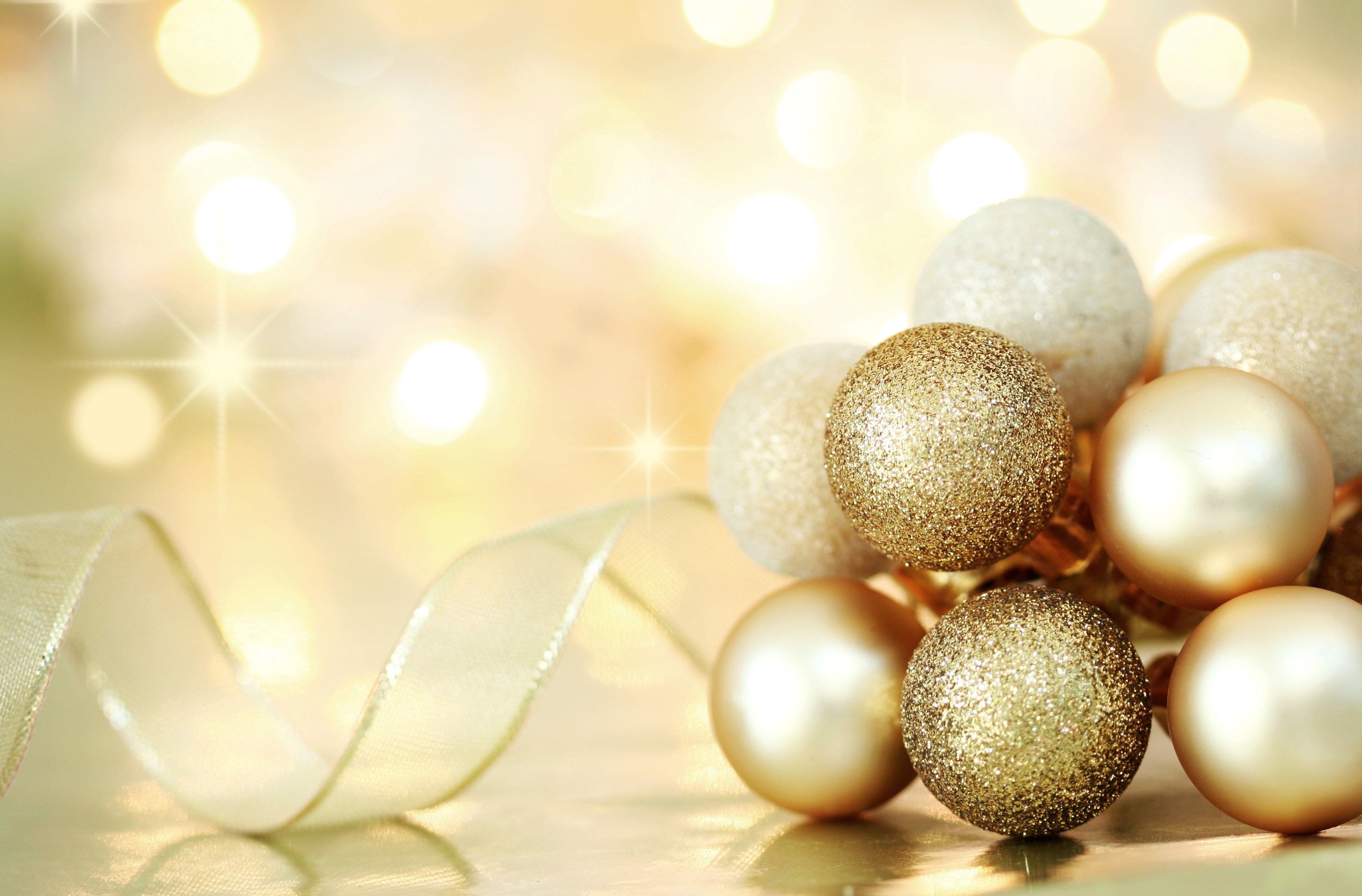 Silver And Golden Christmas Balls Wallpaper