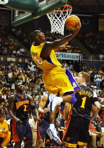 Super Basketball Players Kobe Bryant Dunks Wallpaper