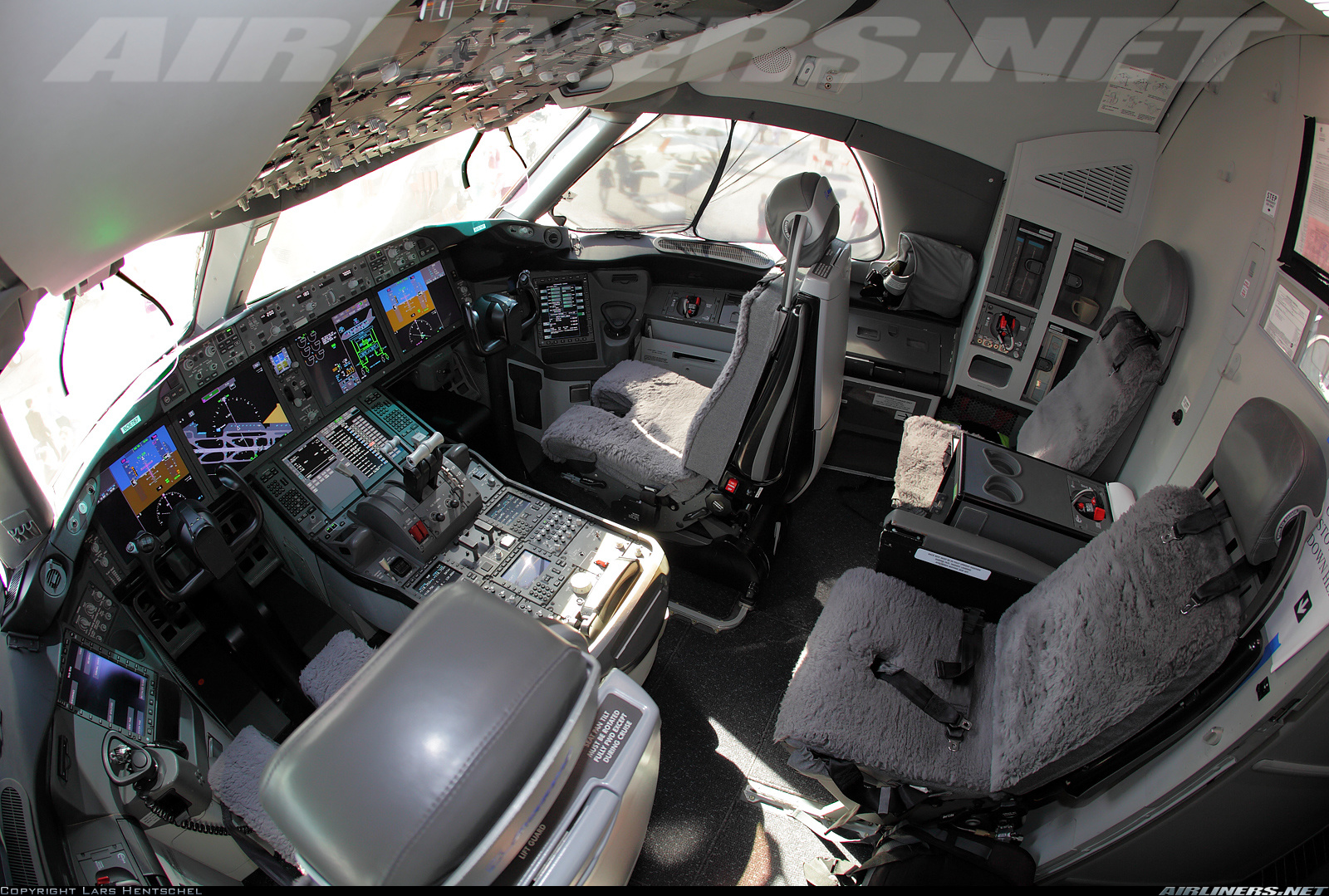 cockpit b787