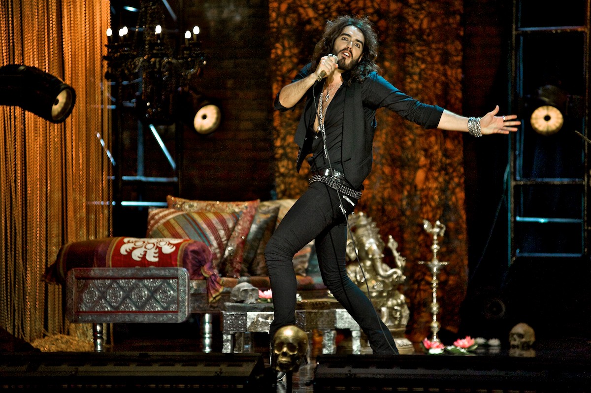 Russell Brand On Stage Stand Up Edy Wallpaper HD Desktop Background