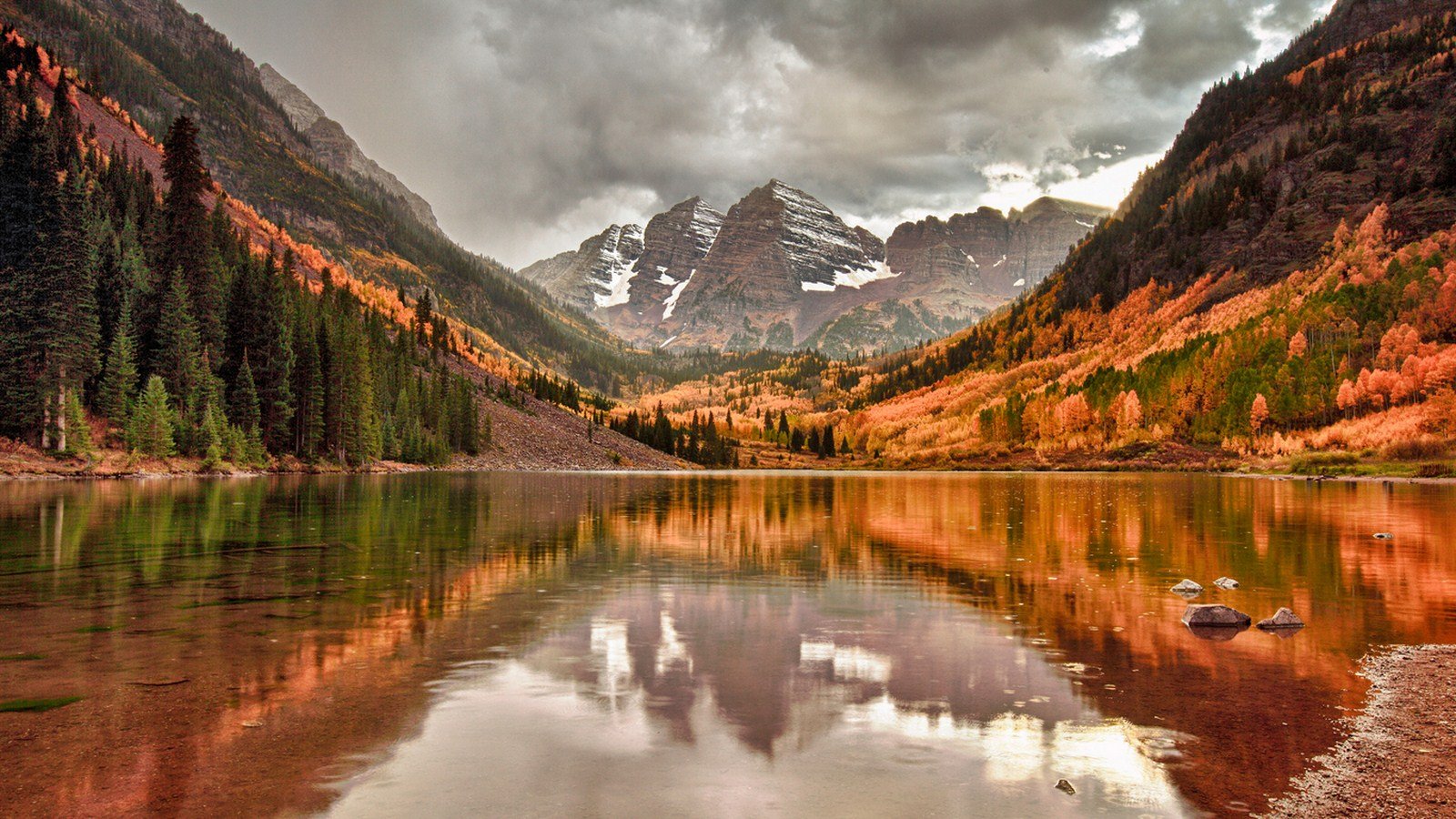Download desktop wallpaper Autumn mountain lake 1600x900