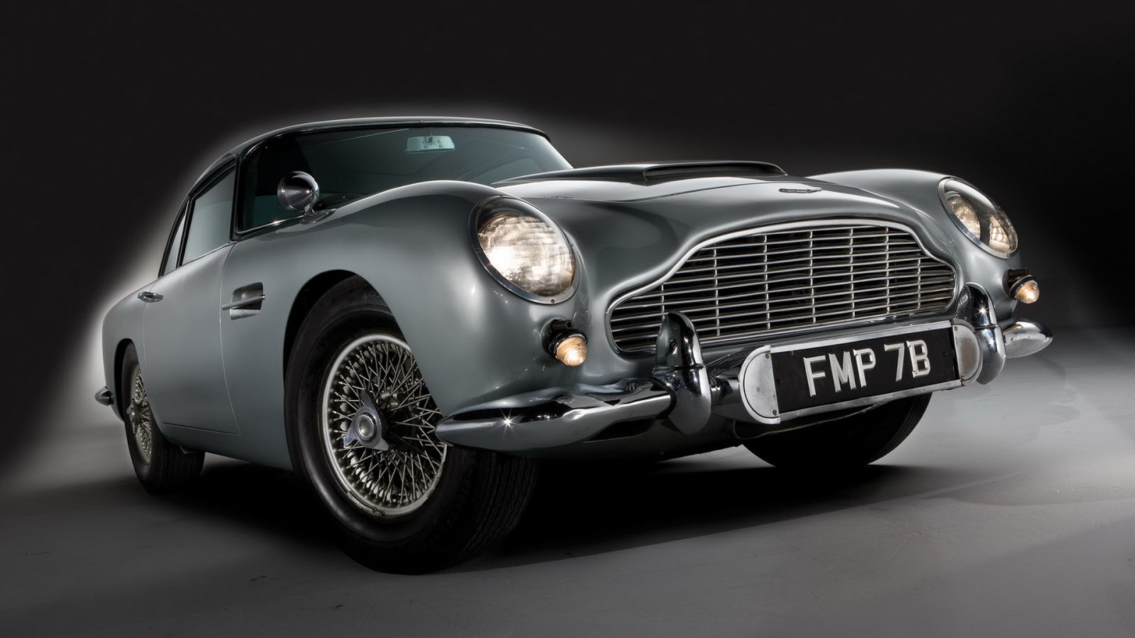Tràn đầy sức hút và đẳng cấp, mẫu hình nền HD Aston Martin DB5 James Bond sẽ khiến bạn cảm thấy sống động và tràn đầy năng lượng. Hãy tải xuống ngay và khám phá sự lôi cuốn của chiếc xe huyền thoại này.