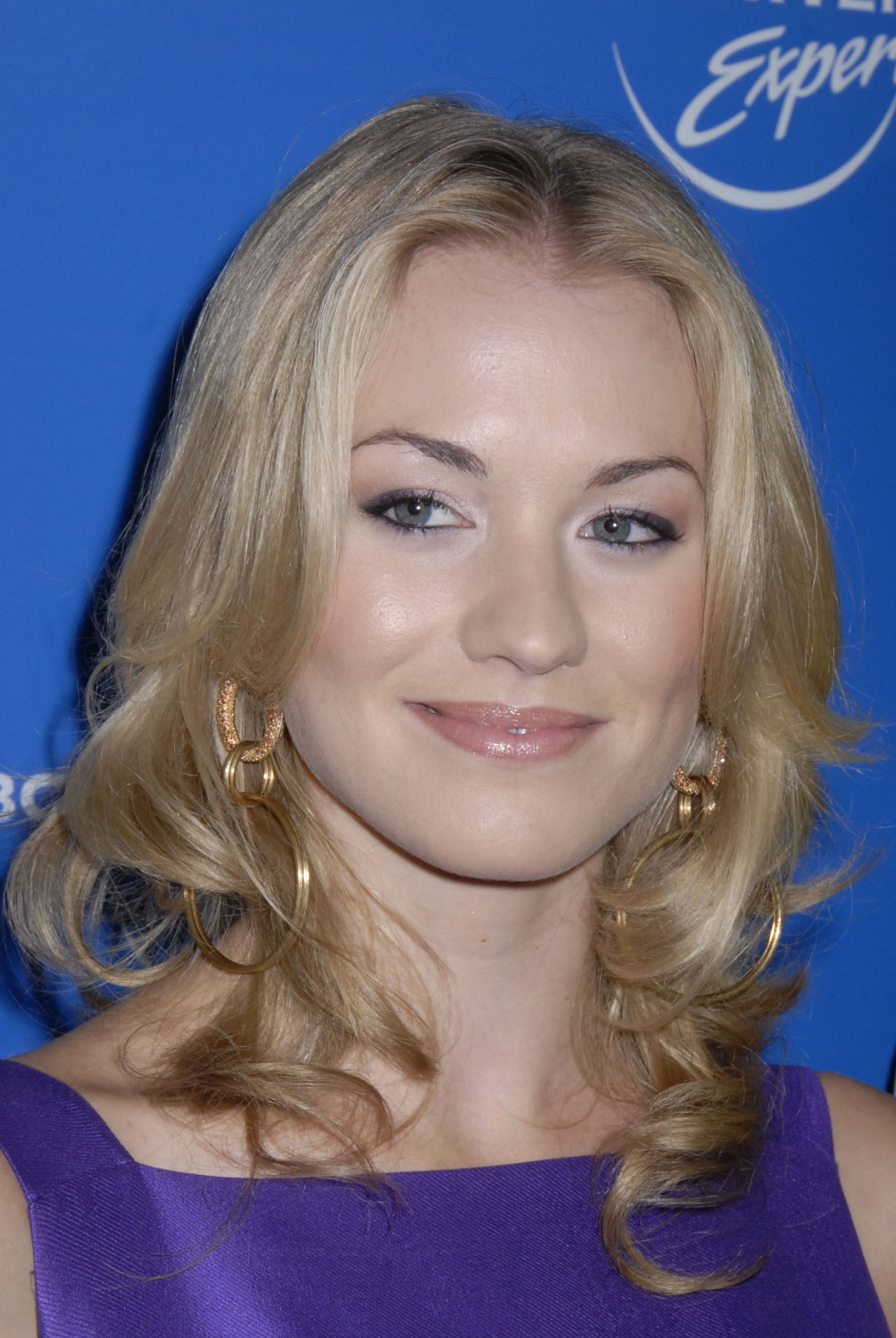 Celebrity Yvonne Strahovski Wallpaper