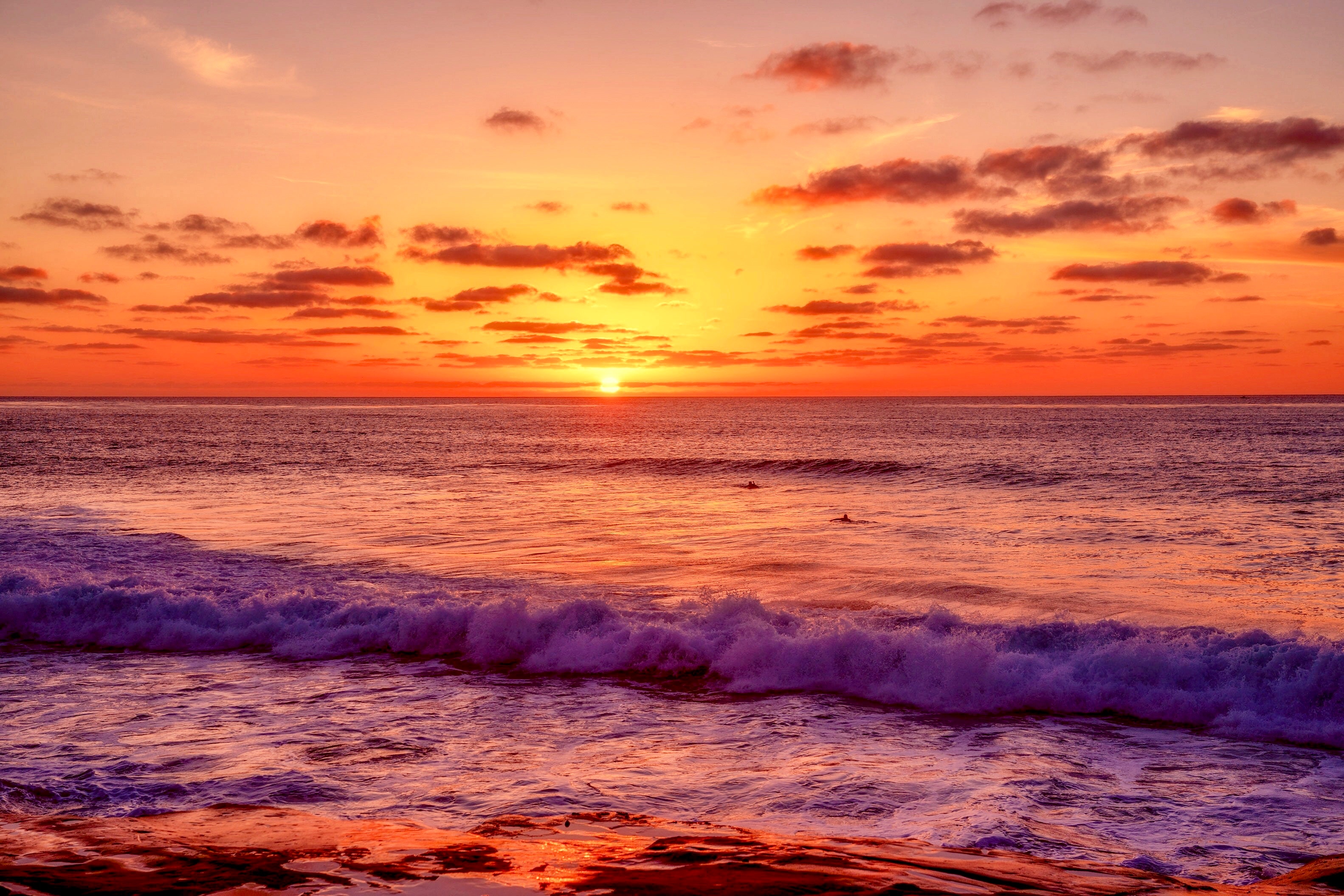 Sunset over the ocean with vibrant colors and gentle waves, 4k wallpaper