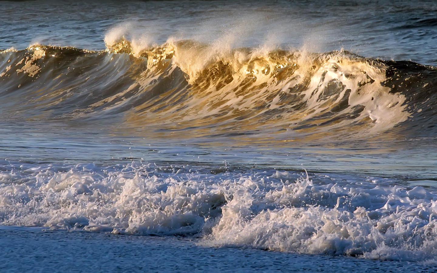 Desktop Wallpaper Of Large Breaking Surf With The Evening Sun