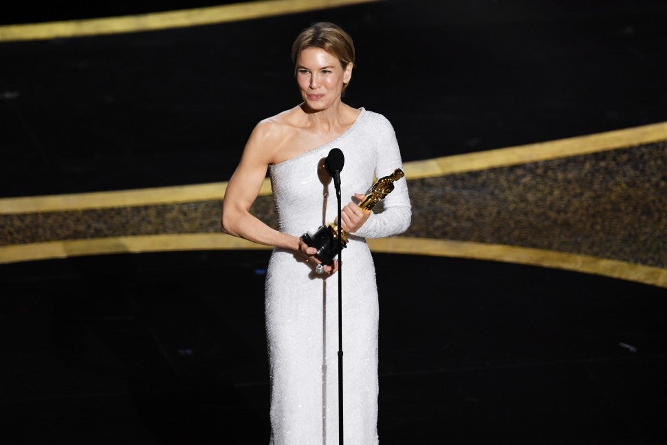 Ren E Zellweger Honors Judy Garland With Best Actress Oscar Win