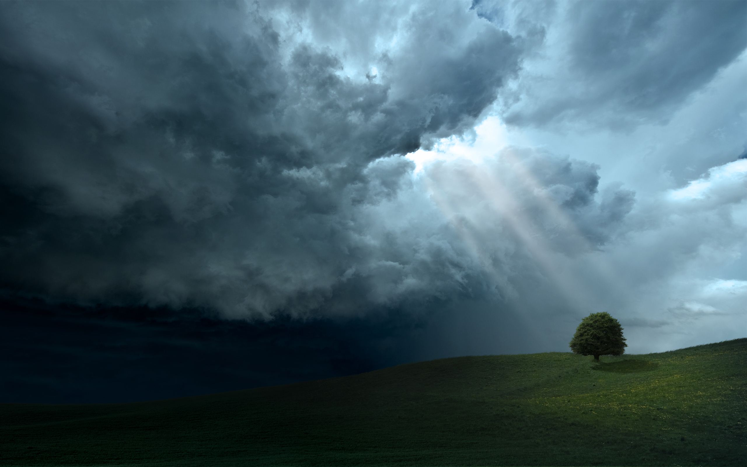 Light Rays Trough Dark Clouds Cool Wallpapers