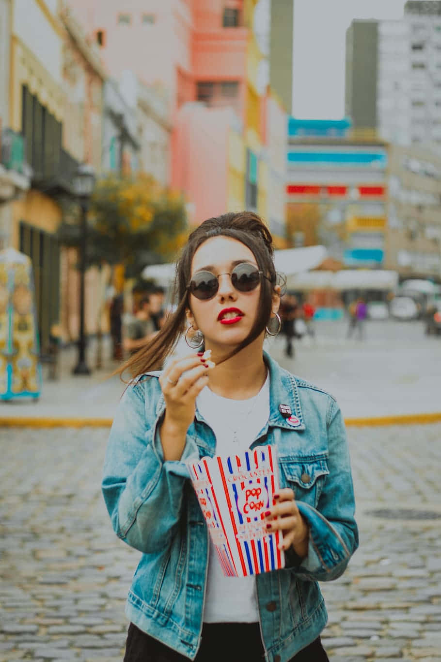 Pretty Teen Girl In City Opkozmulm9xkbvmt Wallpaper