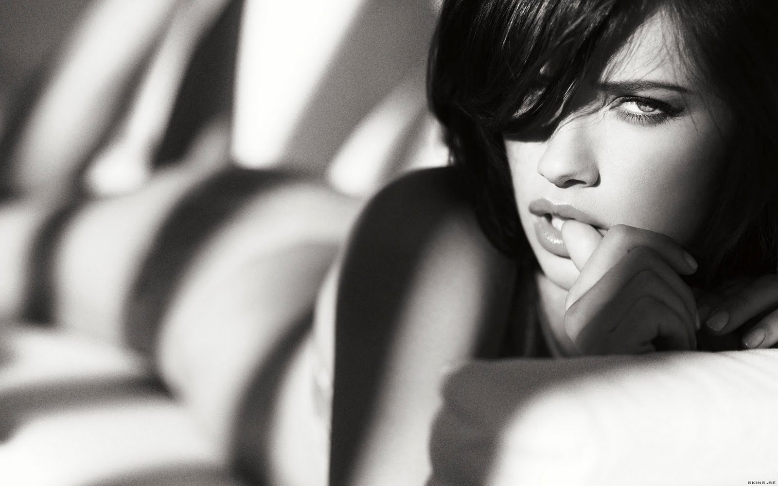 Adriana Lima fondo de pantalla en Blanco y negro