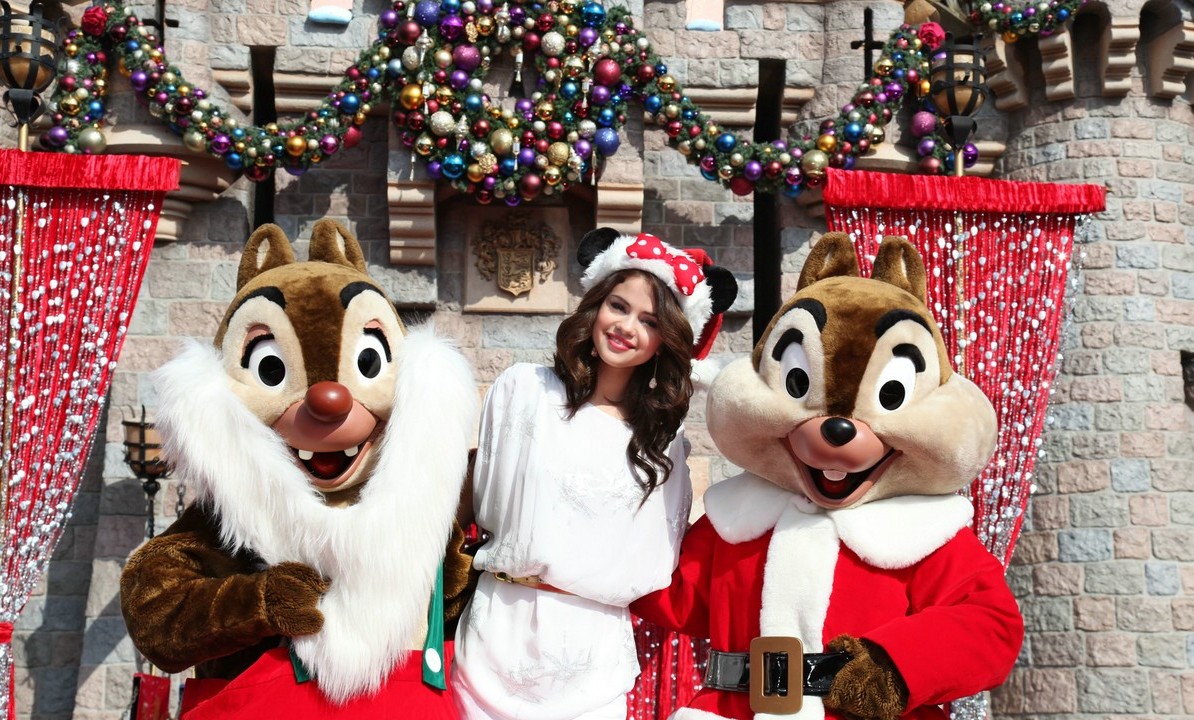 Selena Gomez Christmas HD Wallpaper Of Celebrities