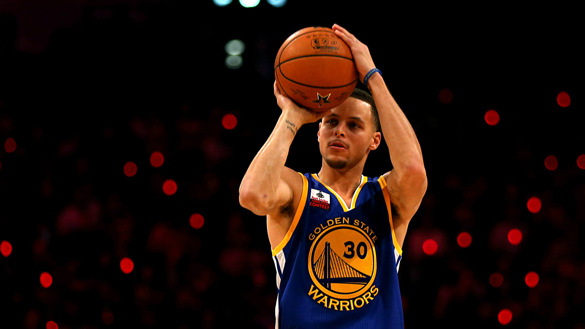 Watch Steph Curry Hit A Ridiculous Buzzer Beater Off Full Court Pass