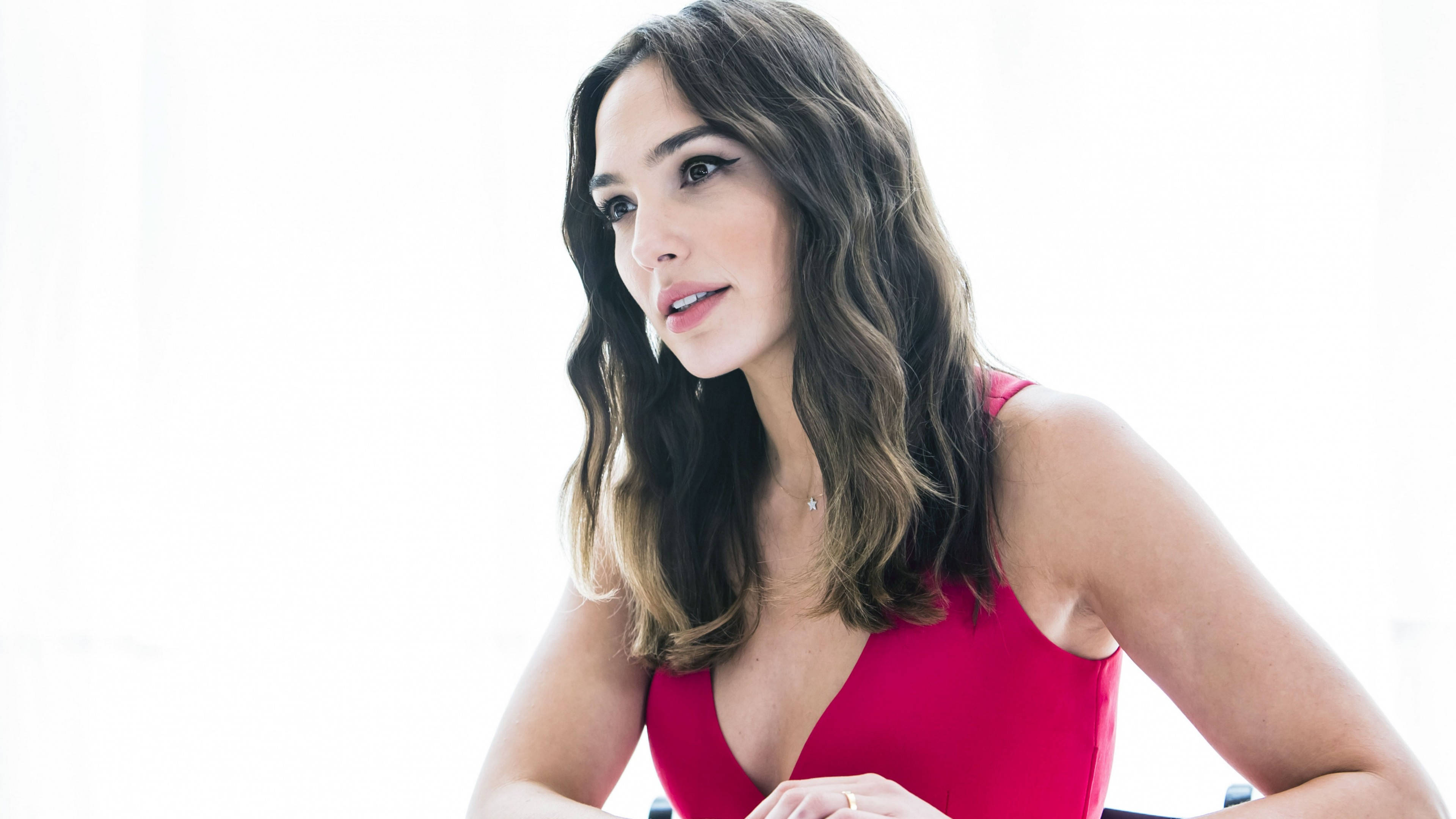Gal Gadot Hollywood Actress HD Wallpaper