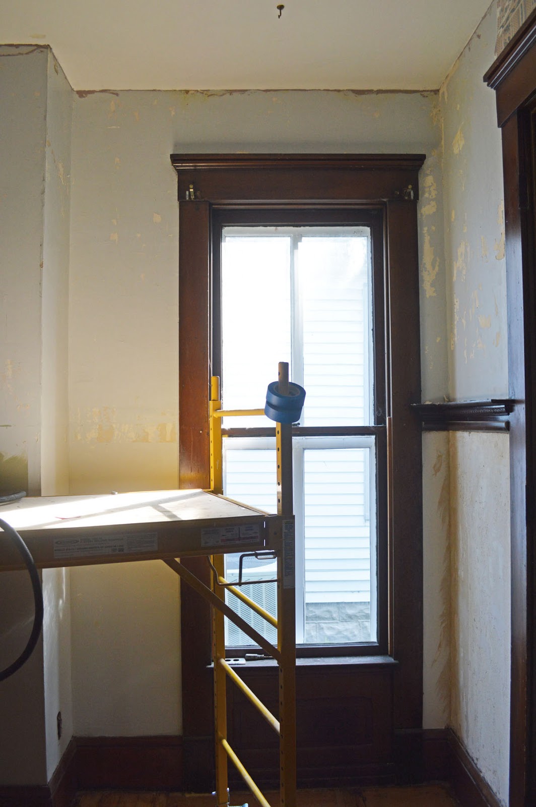 Free download the steamer starting to remove wallpaper using the