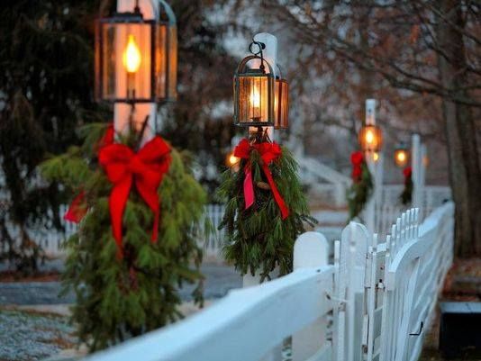 Trimmed lamposts Home for the Holidays Pinterest
