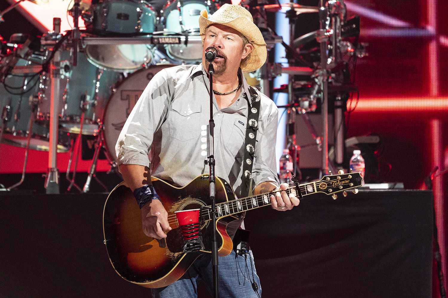 Reba Mcentire Shares Memories Of Distinctive Vocalist Toby Keith Wallpaper