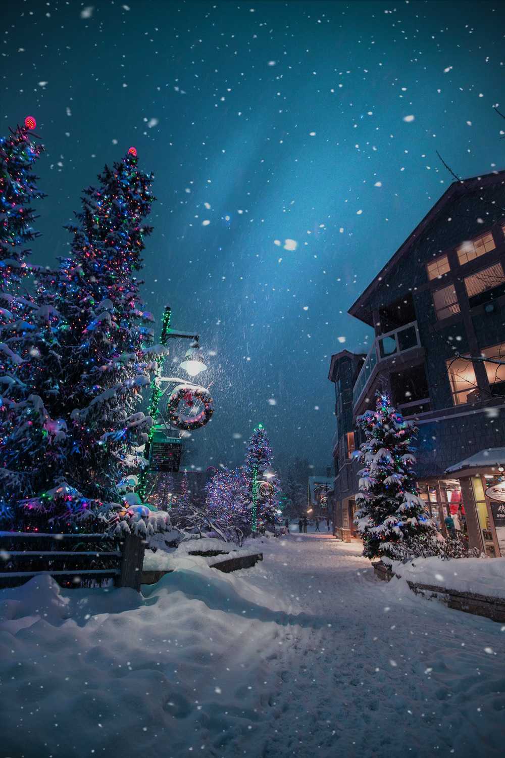 Đừng để màn hình điện thoại hoặc máy tính của bạn nhàm chán trong mùa Giáng sinh này. Hãy tải xuống những bức ảnh nền tuyệt đẹp về Giáng sinh để thêm một chút màu sắc và sự lấp lánh cho chúng.