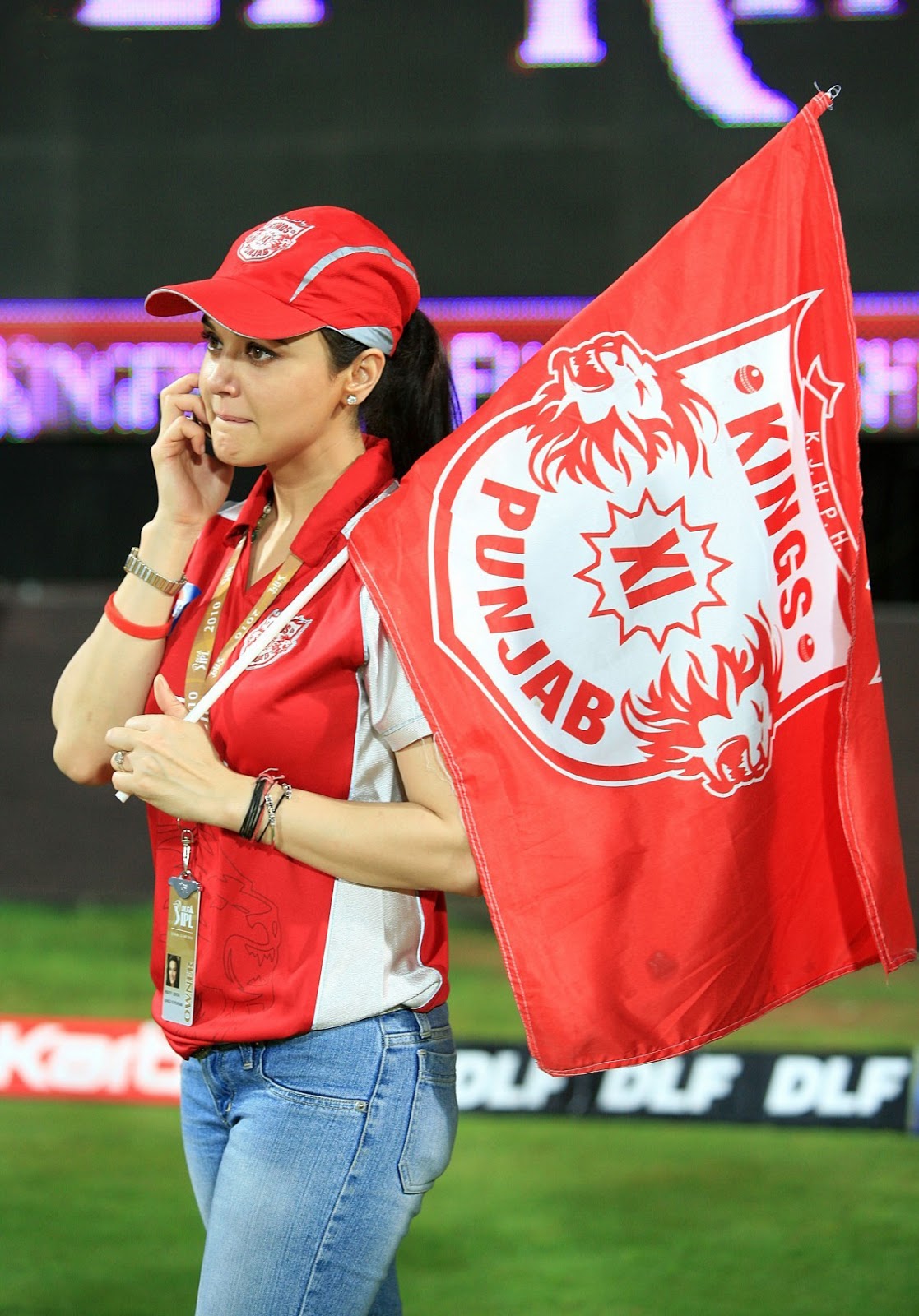 Free Cricket Wallpapers Preity Zinta cheer up wallpapers of IPL 2013