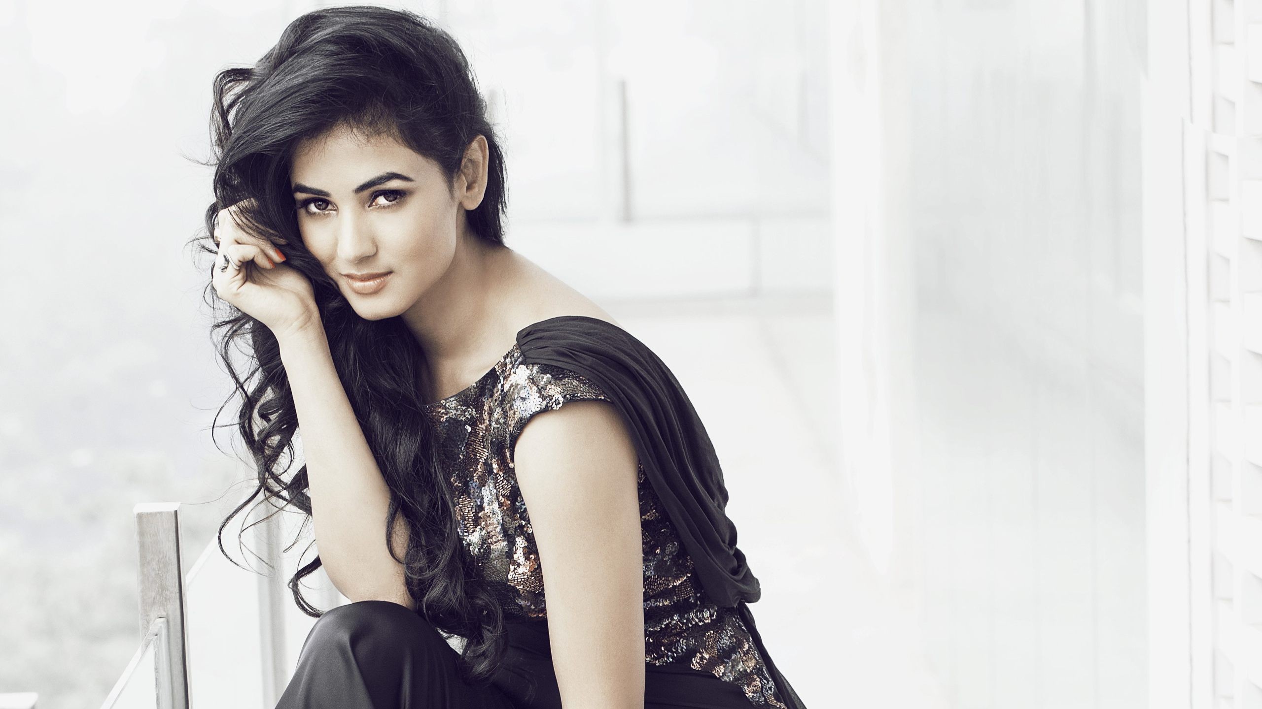 Sonal Chauhan Indian Celebrity Movie Star HD Wallpaper