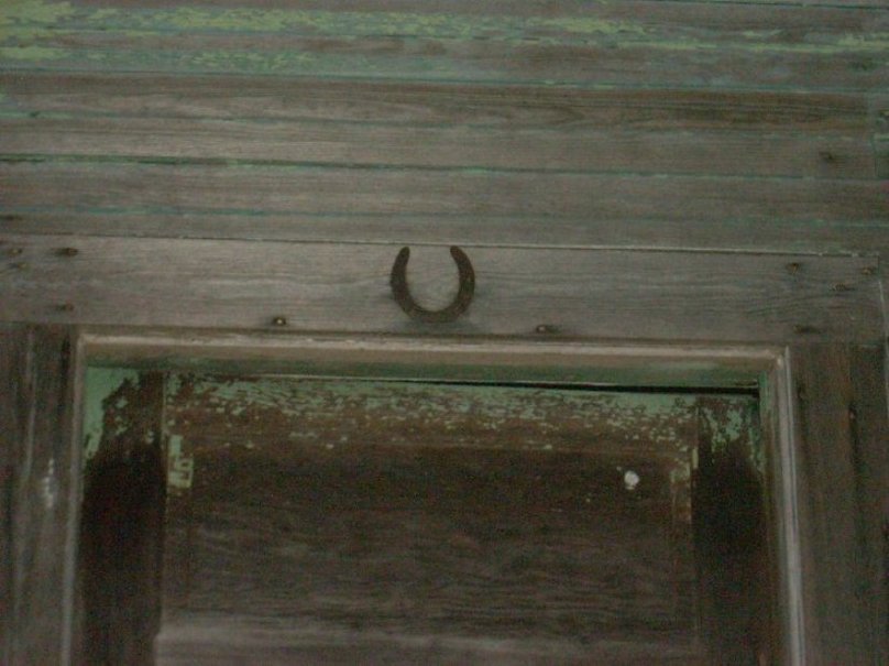 Free Download Old Horseshoe Over The Door Wallpaper