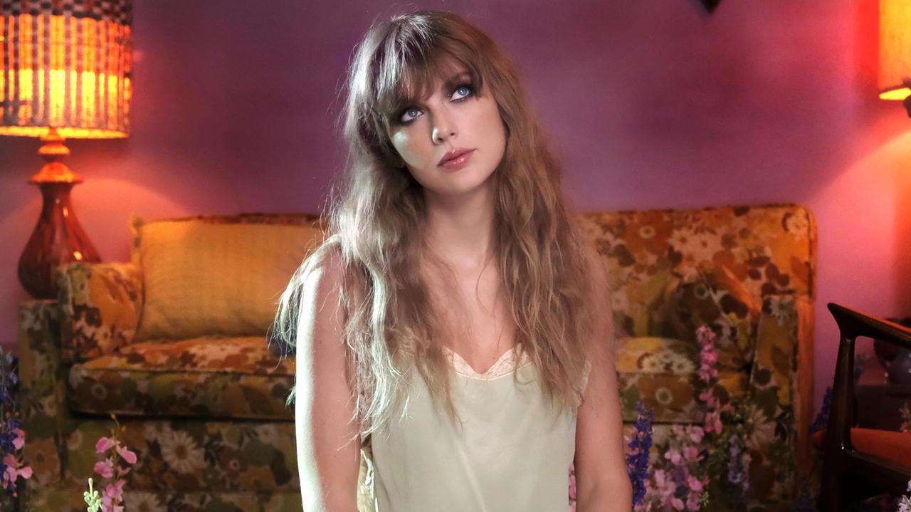 Taylor Swift Lavender Haze Wallpaper By Devilfish89