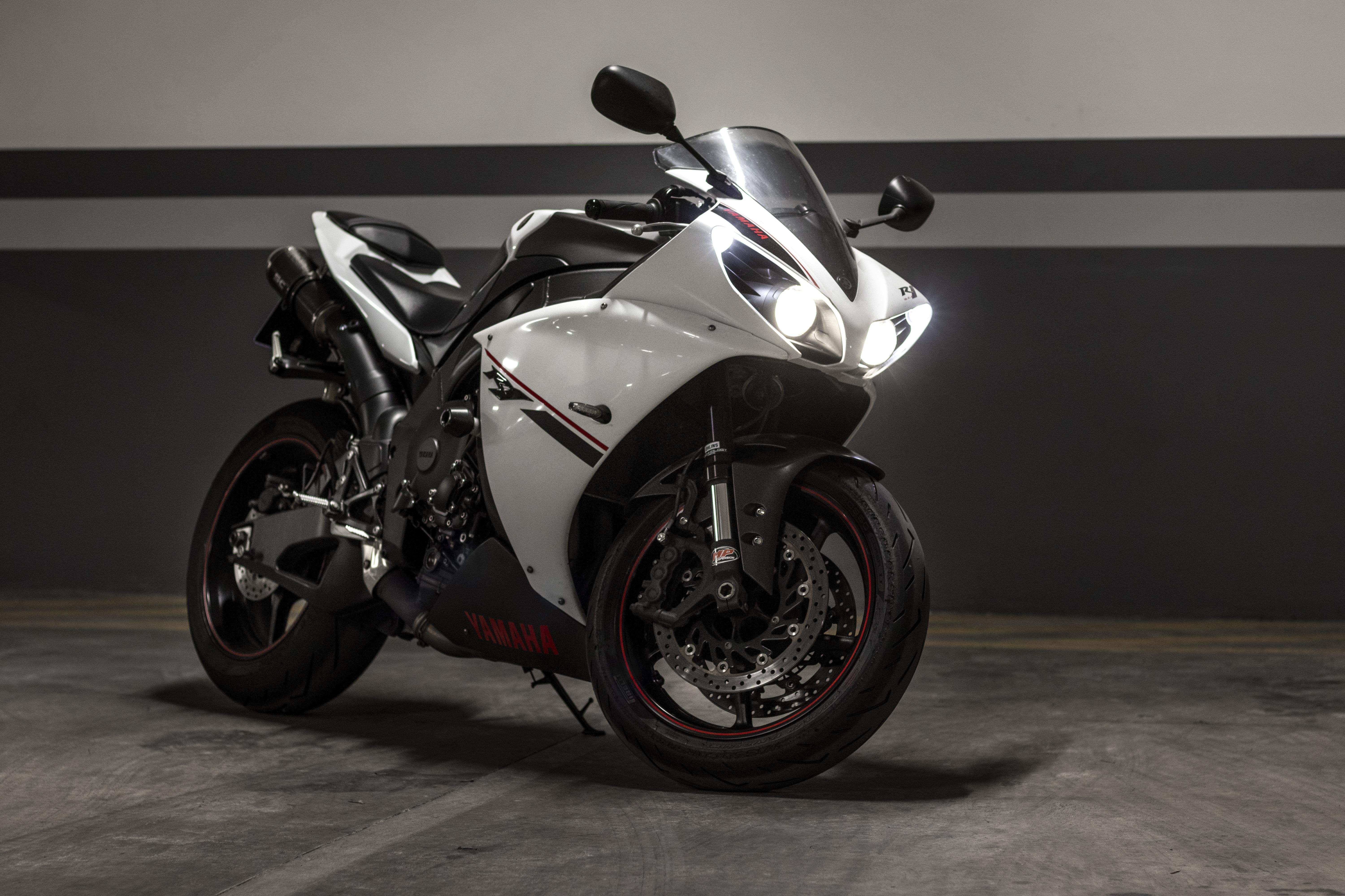 Yamaha Yzf R1 Catching Some Nice Underground Light The Best