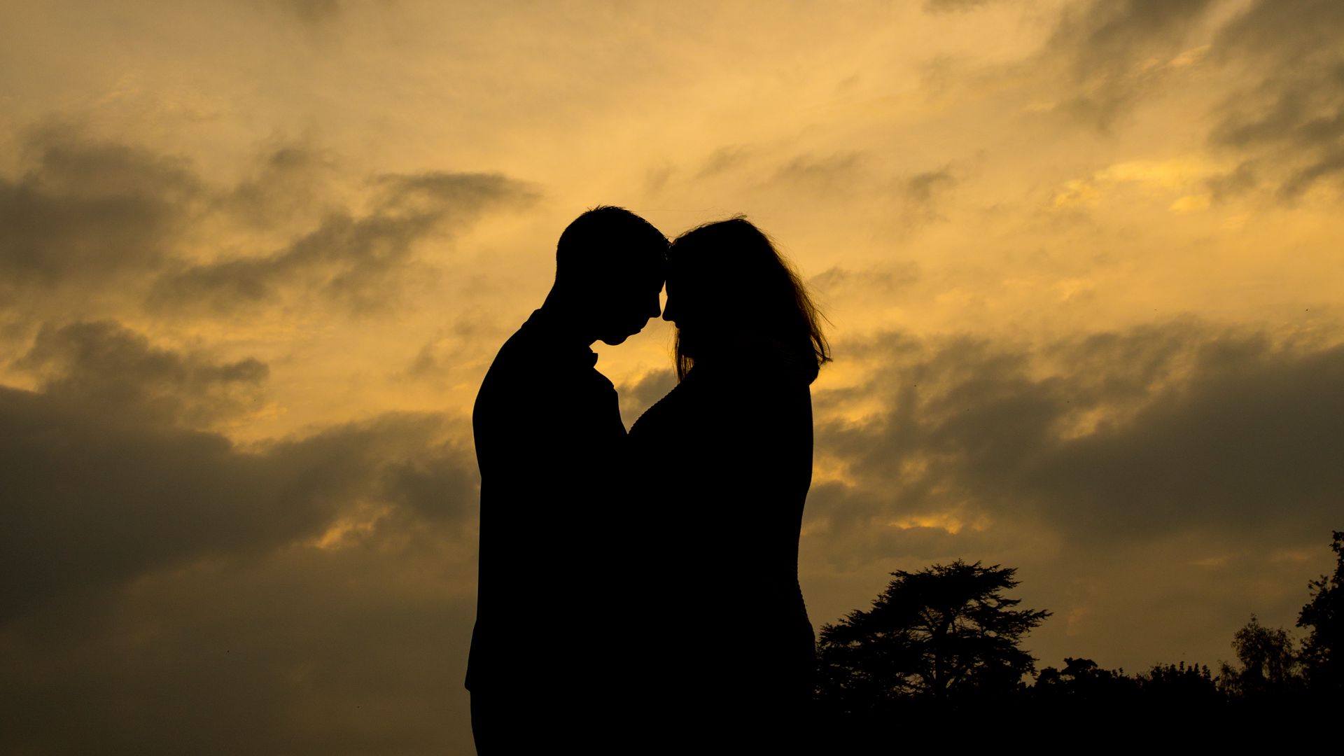 Romantic Love Hug Couple Wallpaper