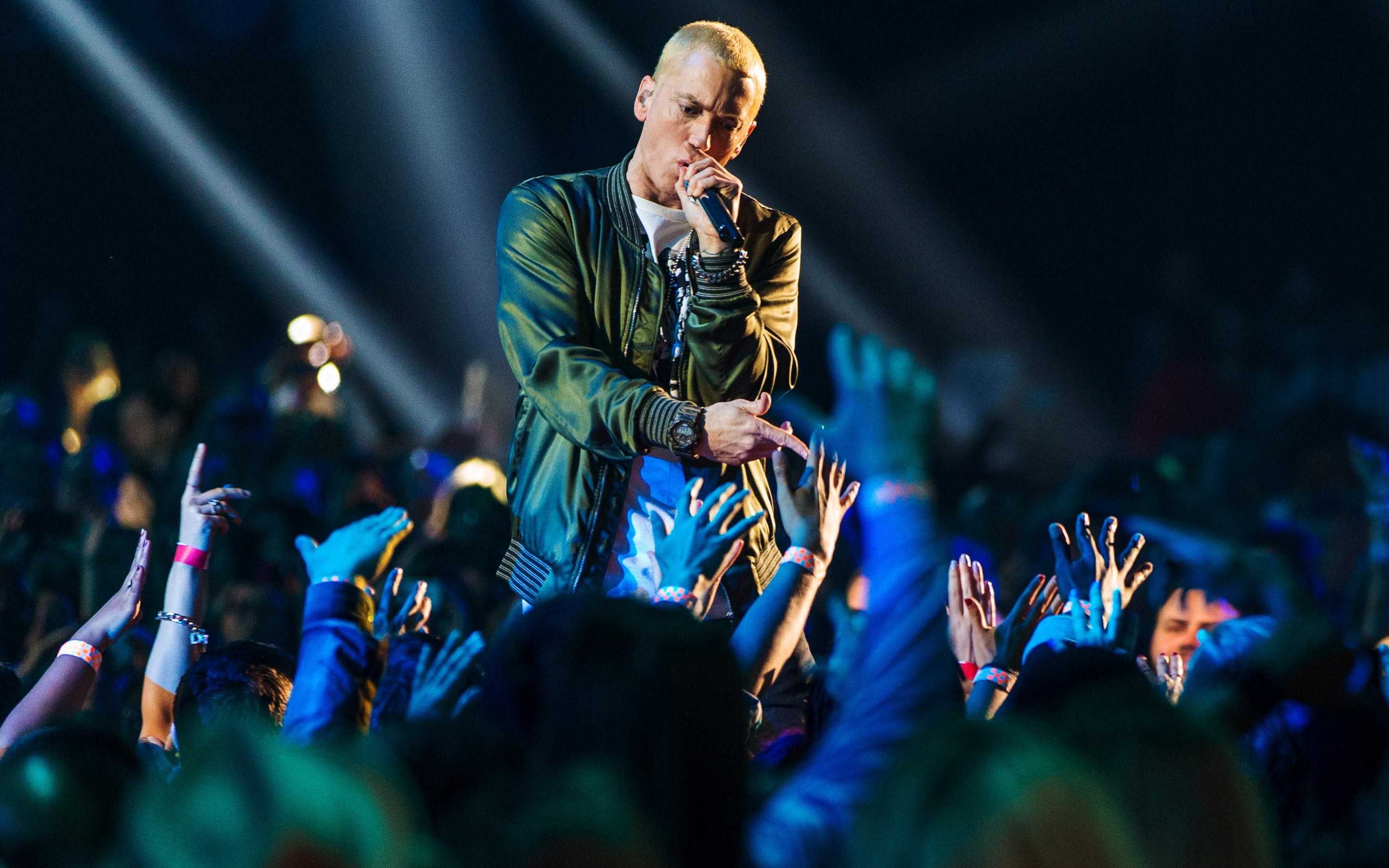 Photo Of Slim Shady Eminem Rapping Facing At The People HD