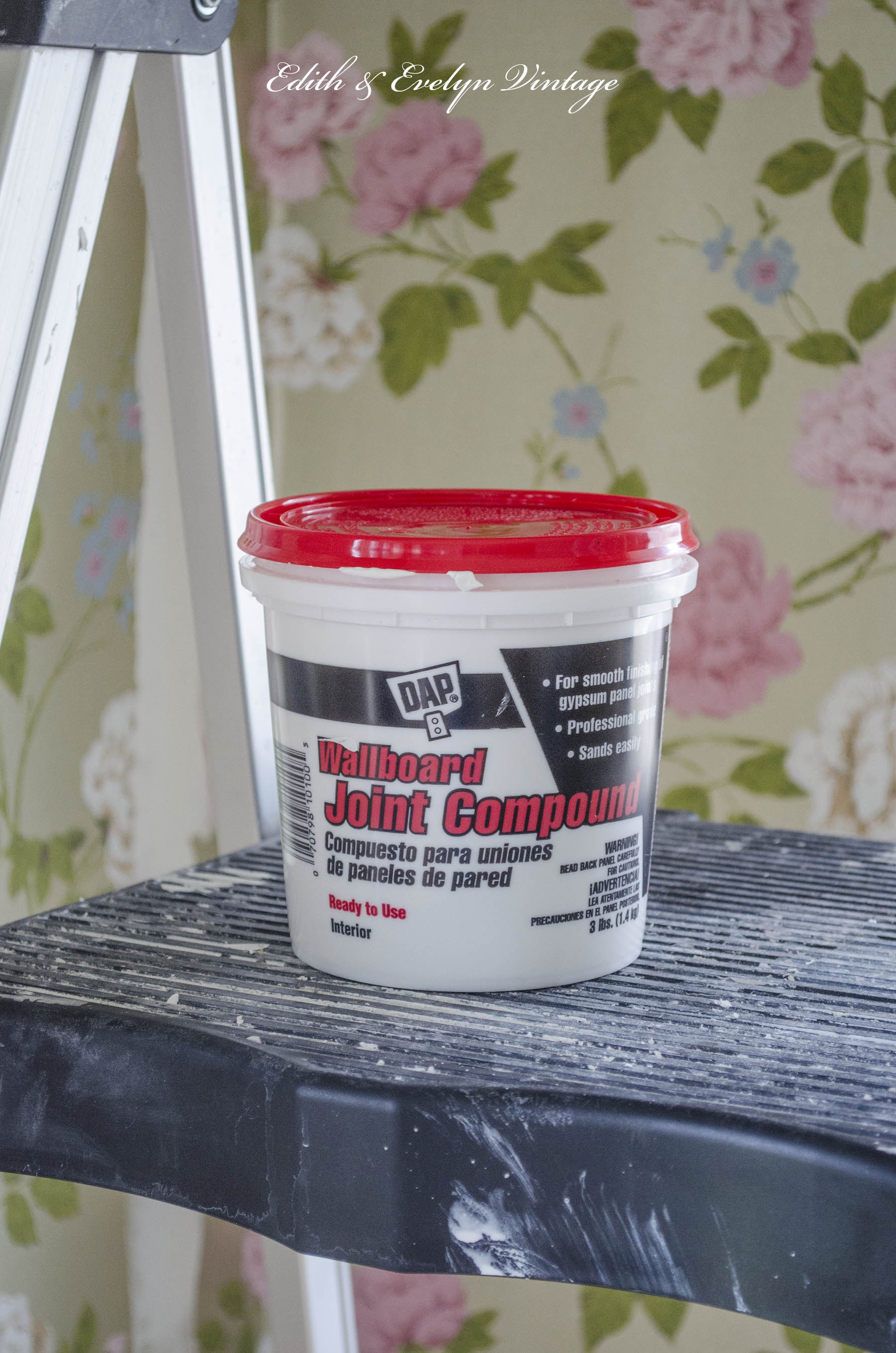Joint Pound To Cover The Seams In Wallpaper