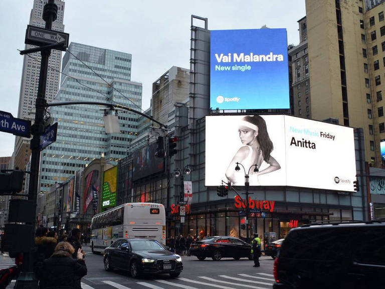 F5 Celebridades Anitta Alcan A Marca In Dita Em