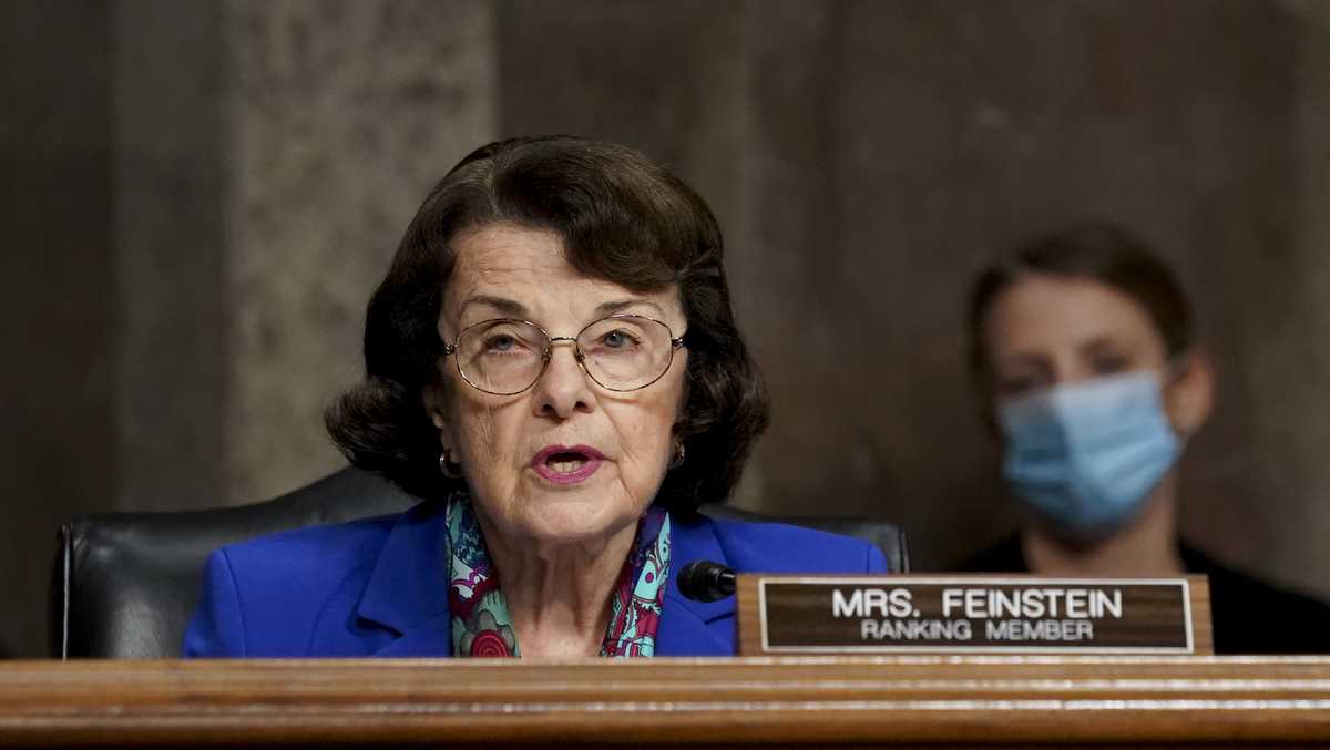 Dianne Feinstein Lies In State At San Francisco City Hall Wallpaper
