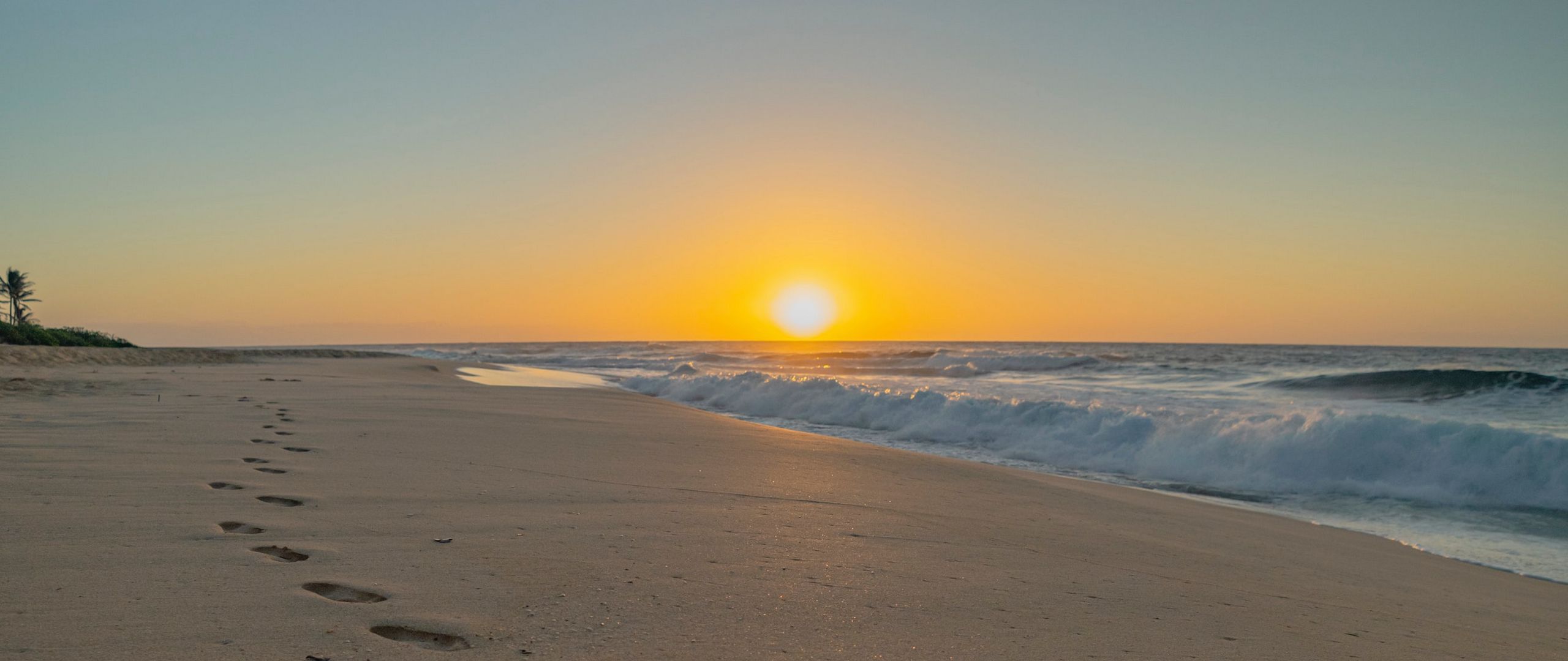 Download wallpaper 2560x1080 beach sunset footprints sand dual