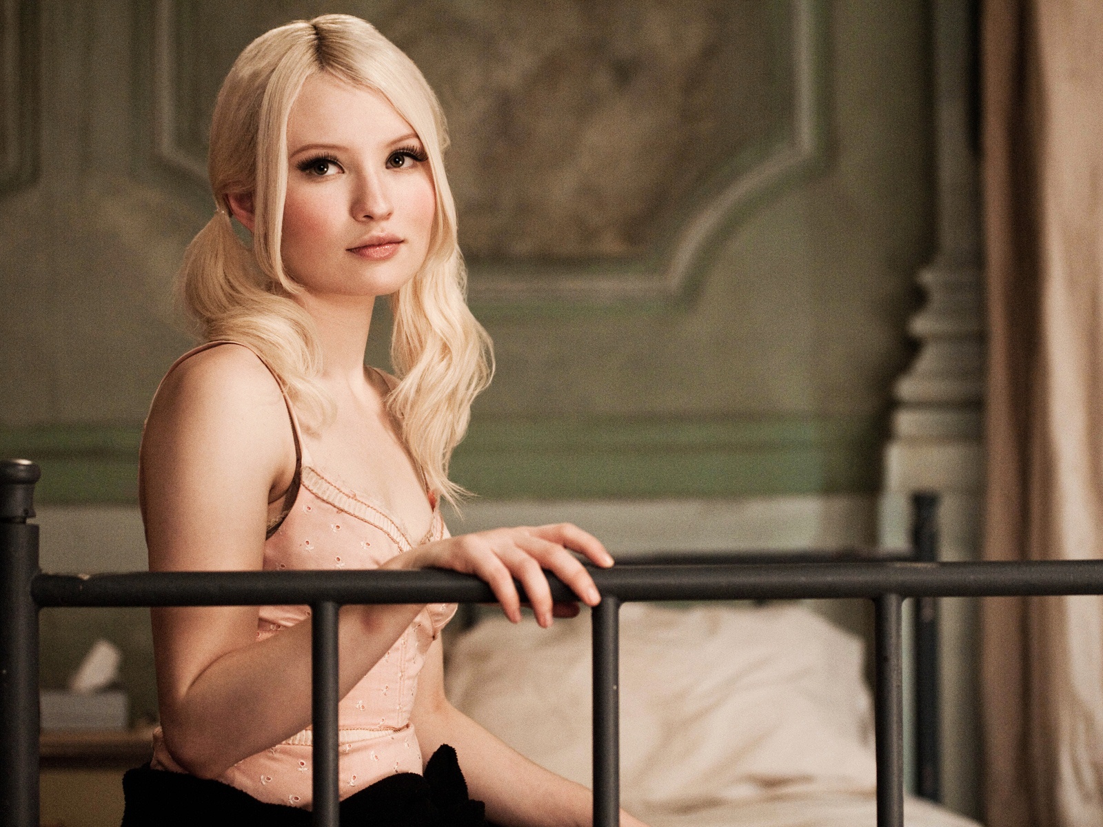 Emily Browning In Sucker Punch Wallpaper HD
