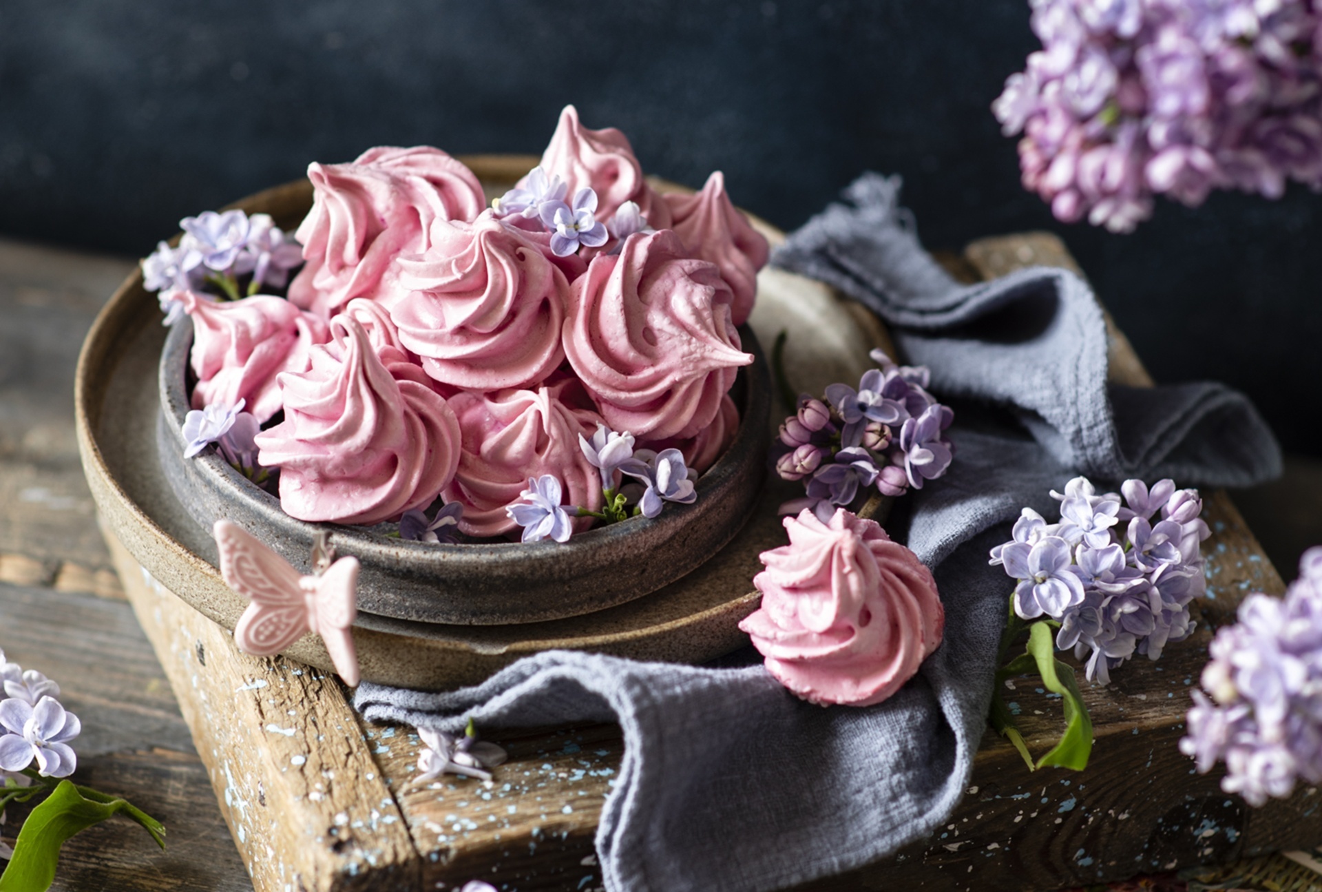 Meringue Wallpaper