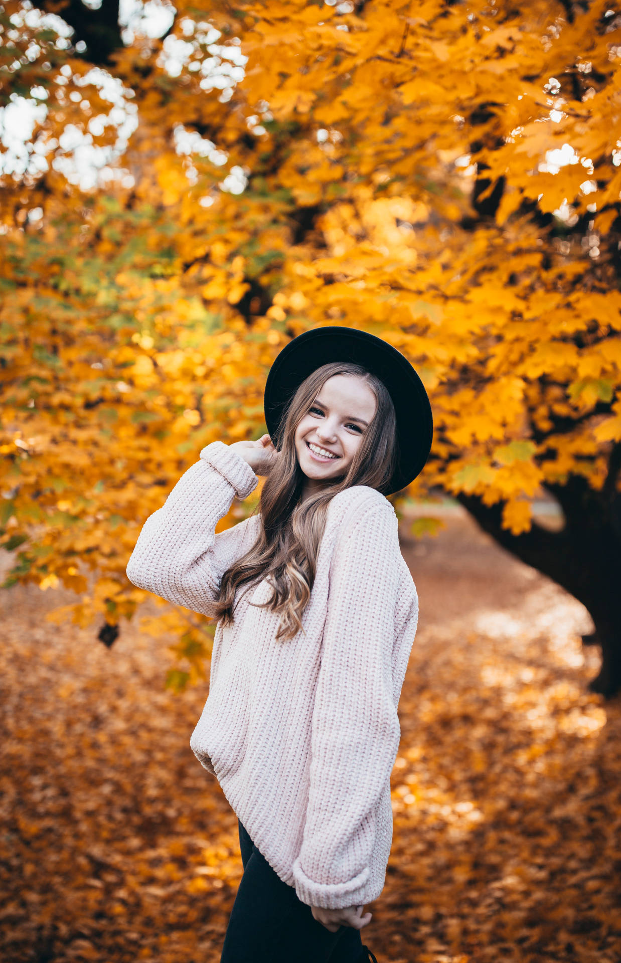 Teenage Girl By Autumn Tree Uy6sp74e1zogebly Wallpaper