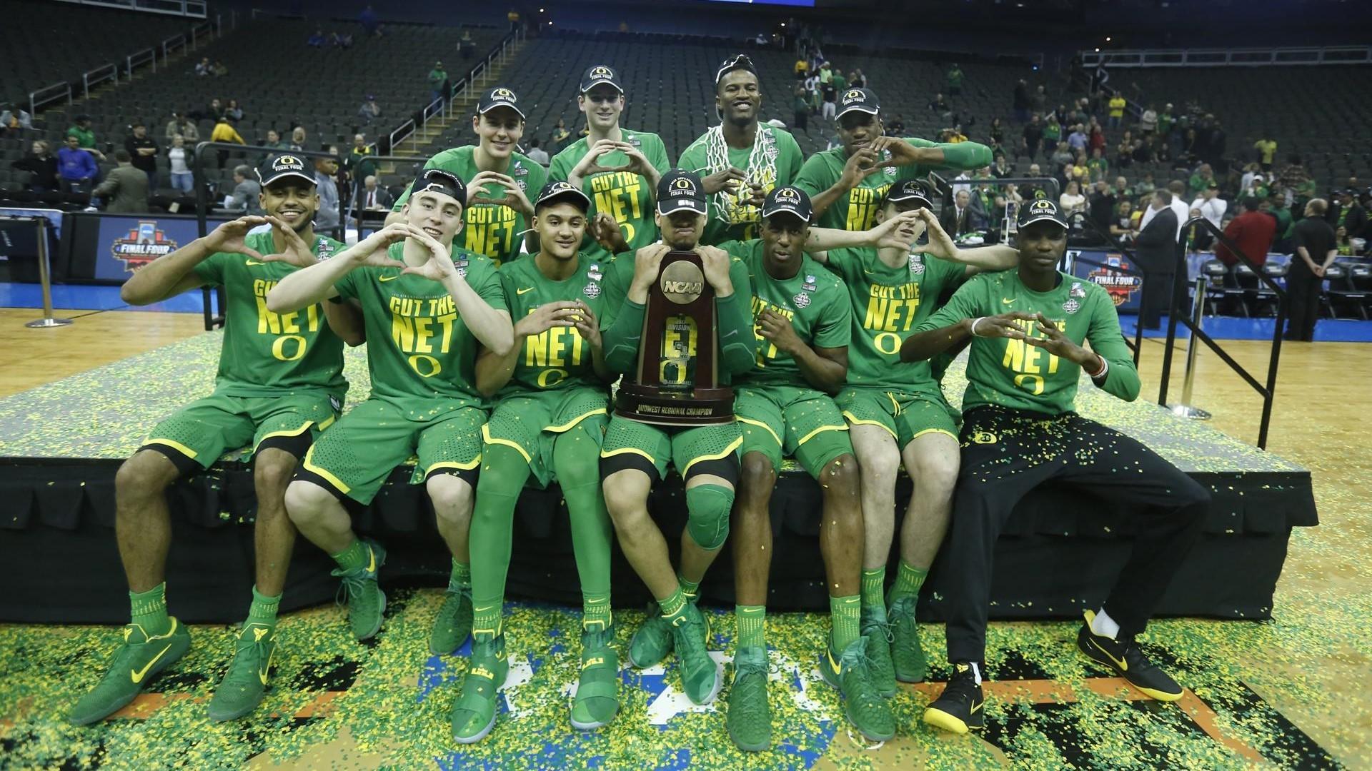 Oregon Or Gonzaga Could Bring Men S College Basketball Trophy Back