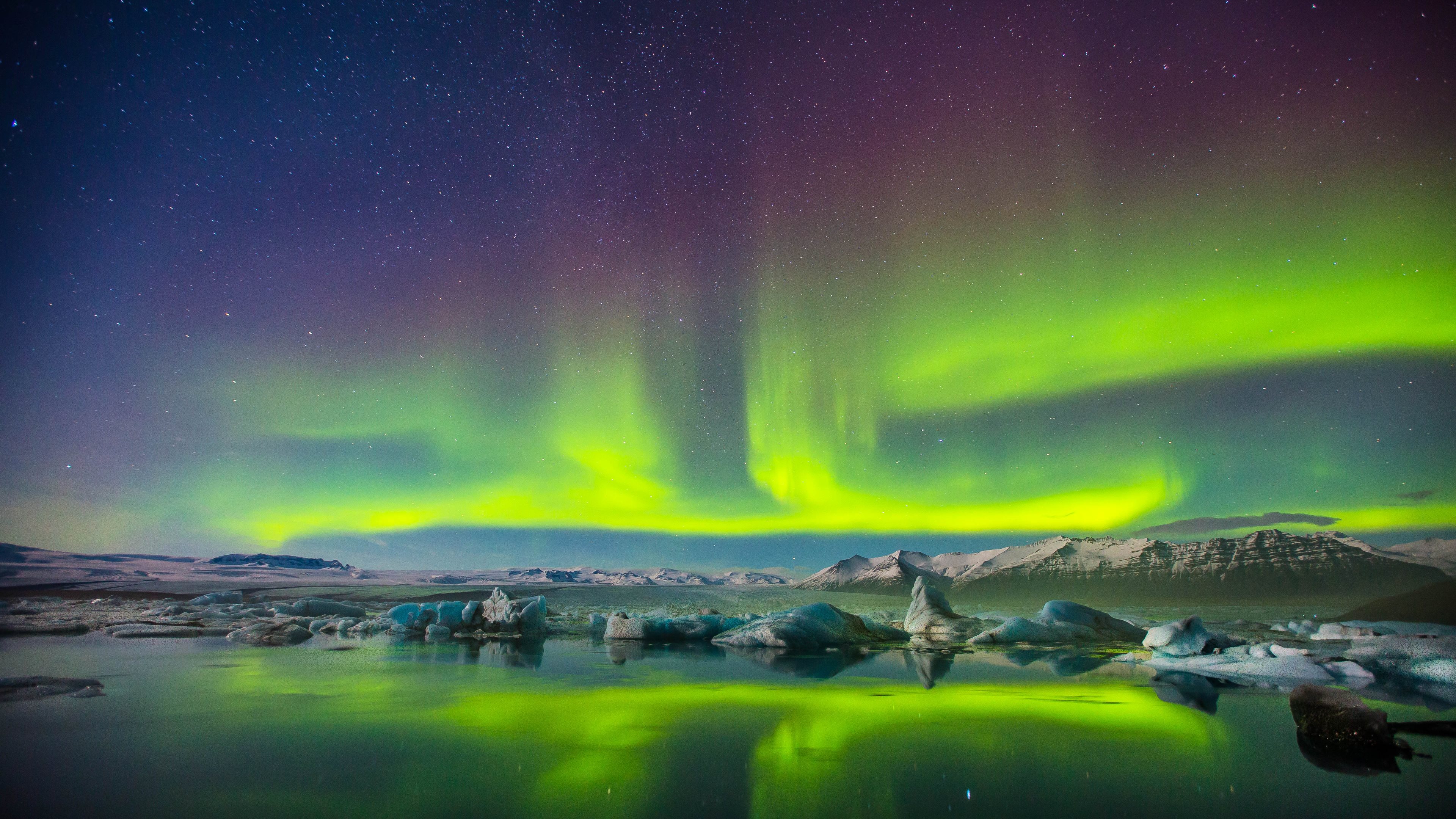 Hãy khám phá vẻ đẹp thần tiên của bắc cực với bức ảnh nền Aurora Borealis HD. Hình ảnh những vệt sáng lung linh phản chiếu trên mặt nước sẽ khiến bạn mãn nhãn và cảm nhận được sức mạnh đầy mê hoặc của thiên nhiên.