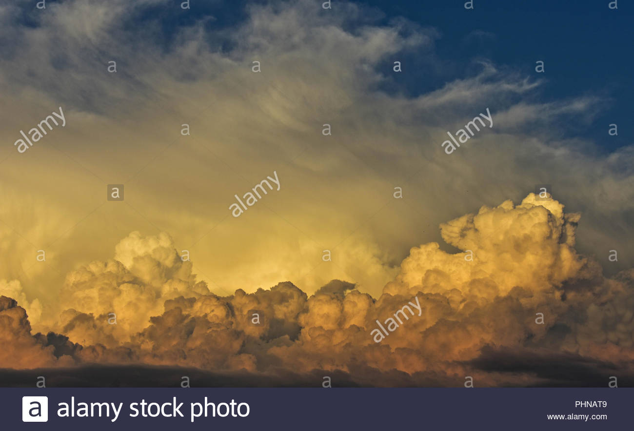 Splendida Vista Ravvicinata Di Soffici Nuvole Cumulus Giallo E