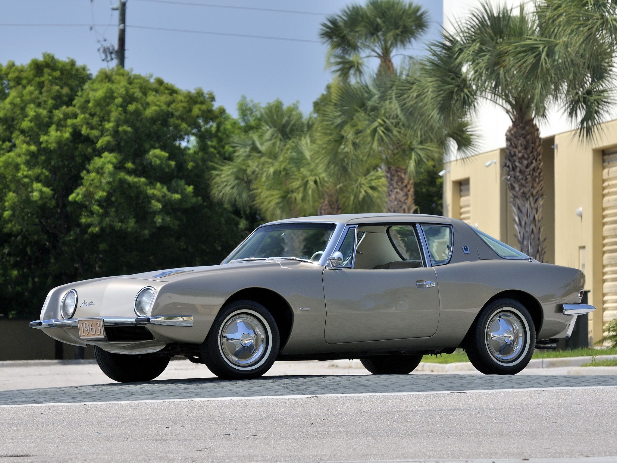 Studebaker Avanti Classic Wallpaper