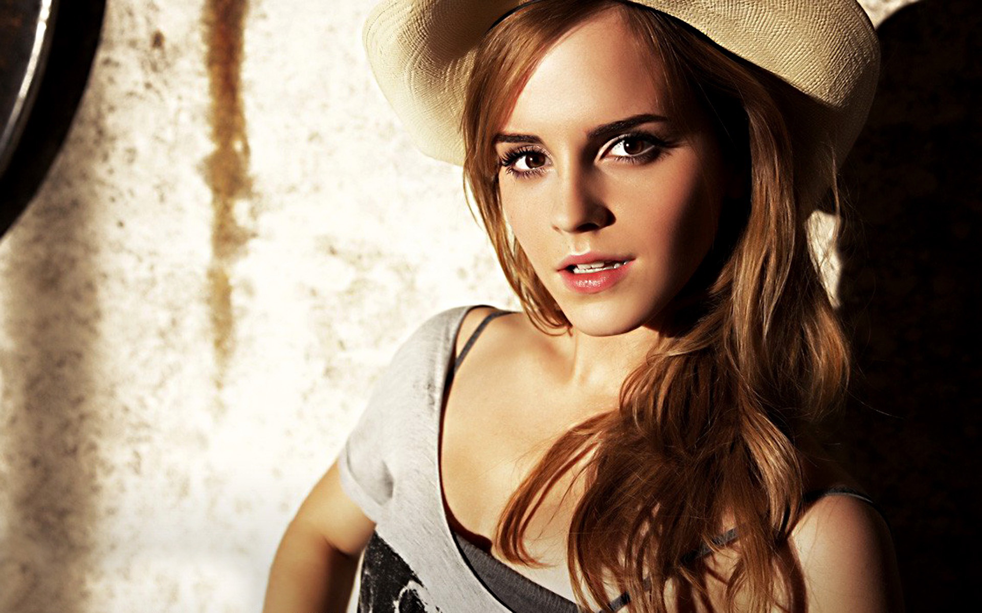 Emma Watson Wide Exclusive HD Wallpaper