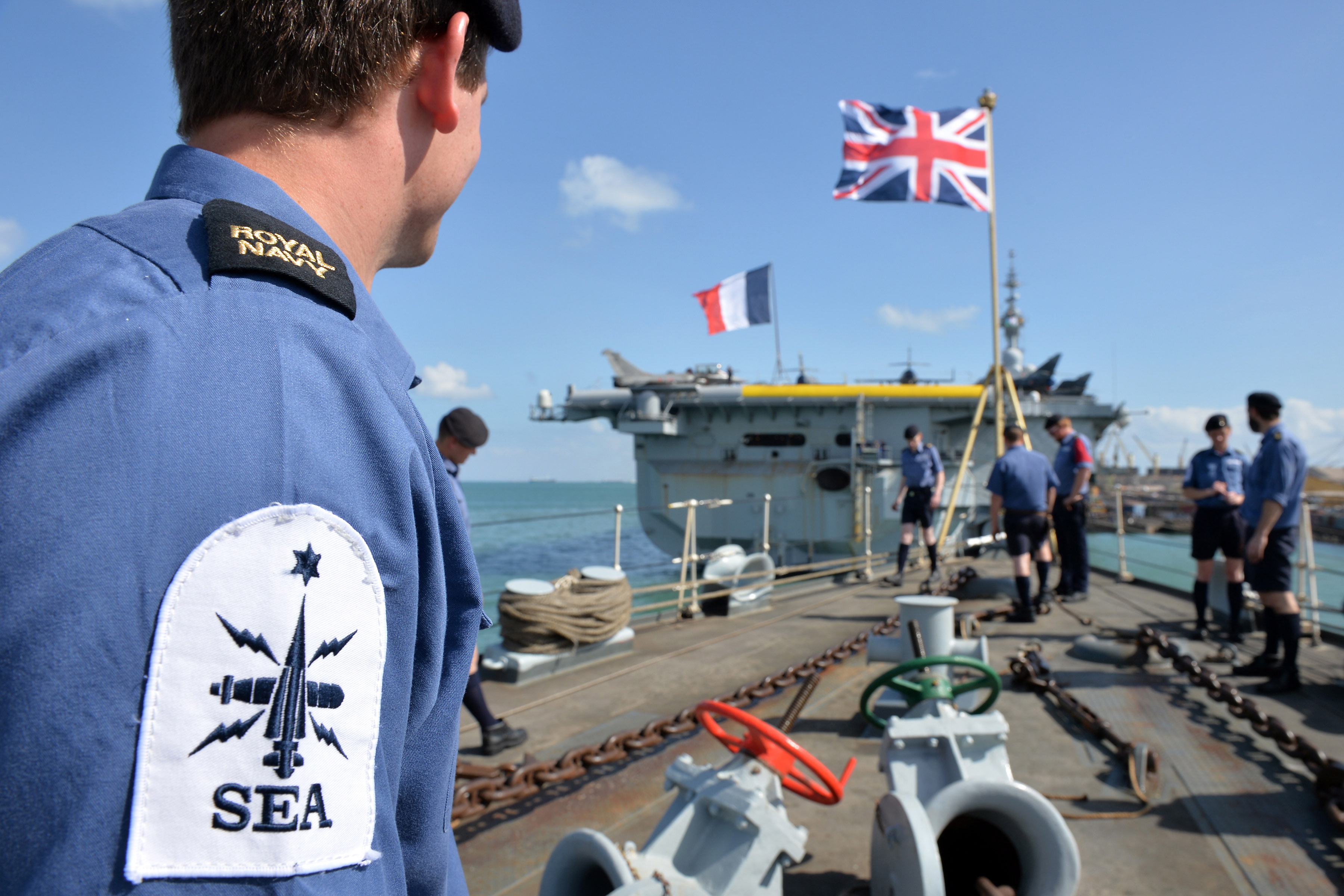 File Hms Kent Enters Djibouti With Fs Charles De Gaulle In The