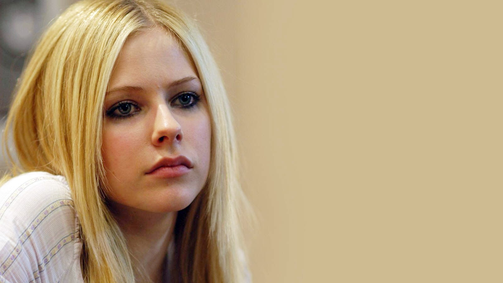 Avril Lavigne Widescreen For Desktop HD Wallpaper